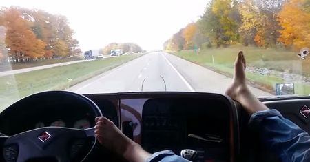 Zmęczony kierowca ciężarówki w pracy