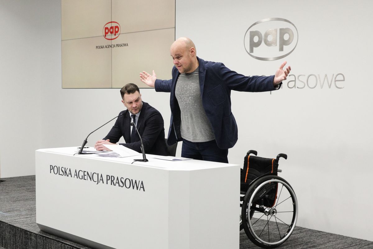 Na zdjęciu wiceminister Łukasz Mejza wraz ze swoim współpracownikiem Tomaszem Guzowskim podczas konferencji prasowej 