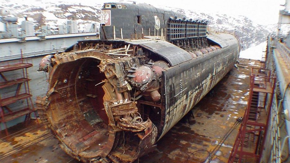 Wydobyty z dna morza, zniszczony kadłub okrętu podwodnego K-141 Kursk