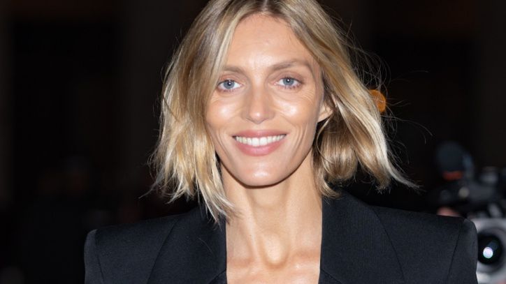 Anja Rubik odsłania dekolt w eleganckim garniturze na paryskim pokazie Saint Laurent