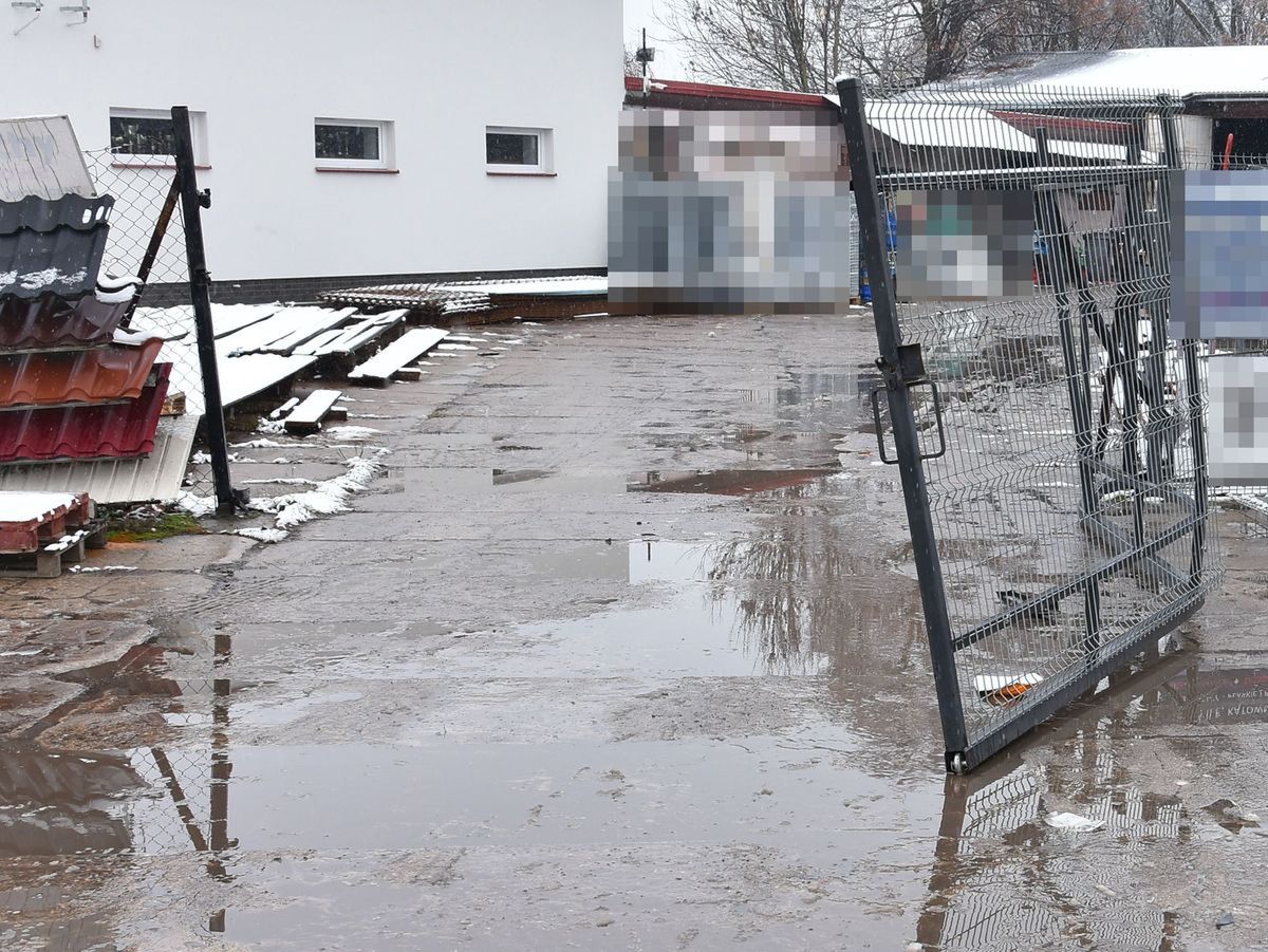 Kradnąc busa, złodziej wyłamał bramę.