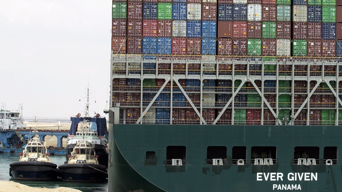 epa09098781 Egyptian tugboats try to pull out the Ever Given container ship stranded in the Suez Canal, Egypt, 26 March 2021. The large container ship Ever Given ran aground in the Suez Canal on 23 March, blocking passage of other ships and causing a traffic jam for cargo vessels. The head of the Suez Canal Authority announced on 25 March that 'the navigation through the Suez Canal is temporarily suspended' until the floatation of the Ever Given is completed. Its floatation is being carried out by eight large tugboats that are towing and pushing the grounding vessel.  EPA/KHALED ELFIQI Dostawca: PAP/EPA.