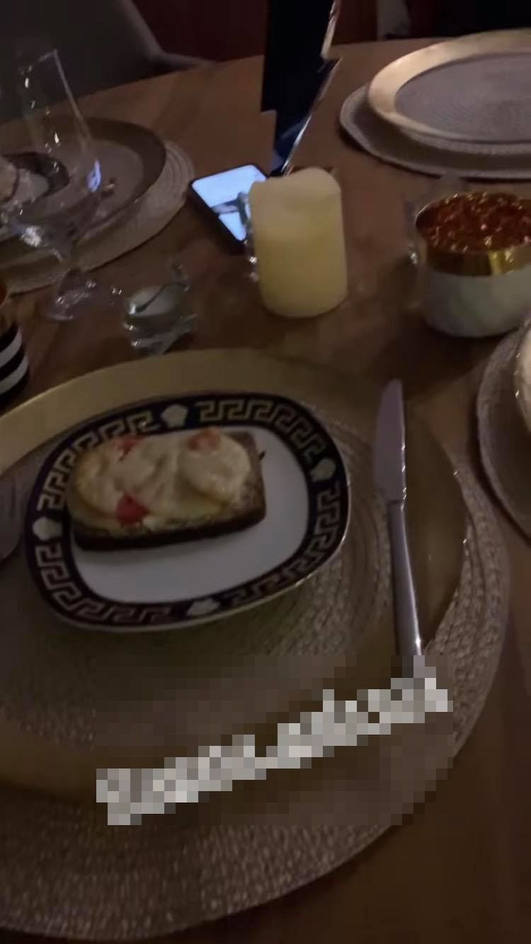 Rafał Grabias pałaszuje kanapeczki z "księżniczką"
