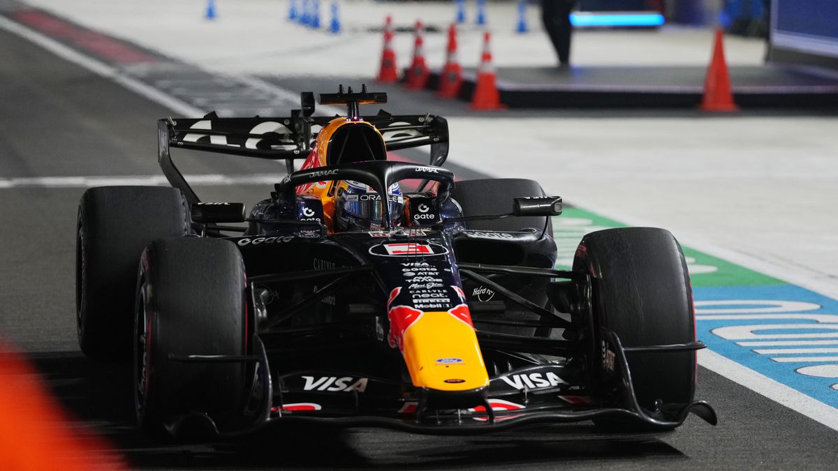 Red Bull Racing driver Max Verstappen of Netherlands drives in the pit lane during the 2026 Formula 1 Singapore Grand Prix at the Marina Bay Street Circuit in Singapore, 11 October 2026. EPA/NG HAN GUAN / POOL Dostawca: PAP/EPA.