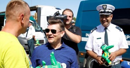 TYLKO NA PUDELKU: Zenek Martyniuk kontroluje tiry. Dla najlepszego kierowcy zaśpiewał "Przez twe oczy zielone" (WIDEO)