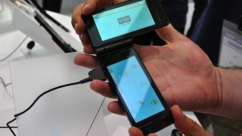 Fujitsu przedstawił telefon z dwoma dotykowymi ekranami 1