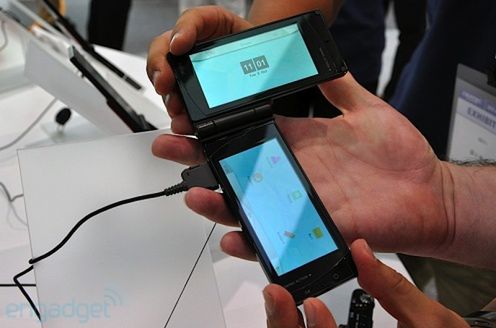 Telefon Fujitsu z dwoma ekranami [fot. engadget]
