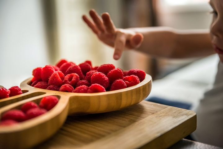 Dzieci uwielbiają maliny m.in. ze względu na ich smak, kolor i konsystencję