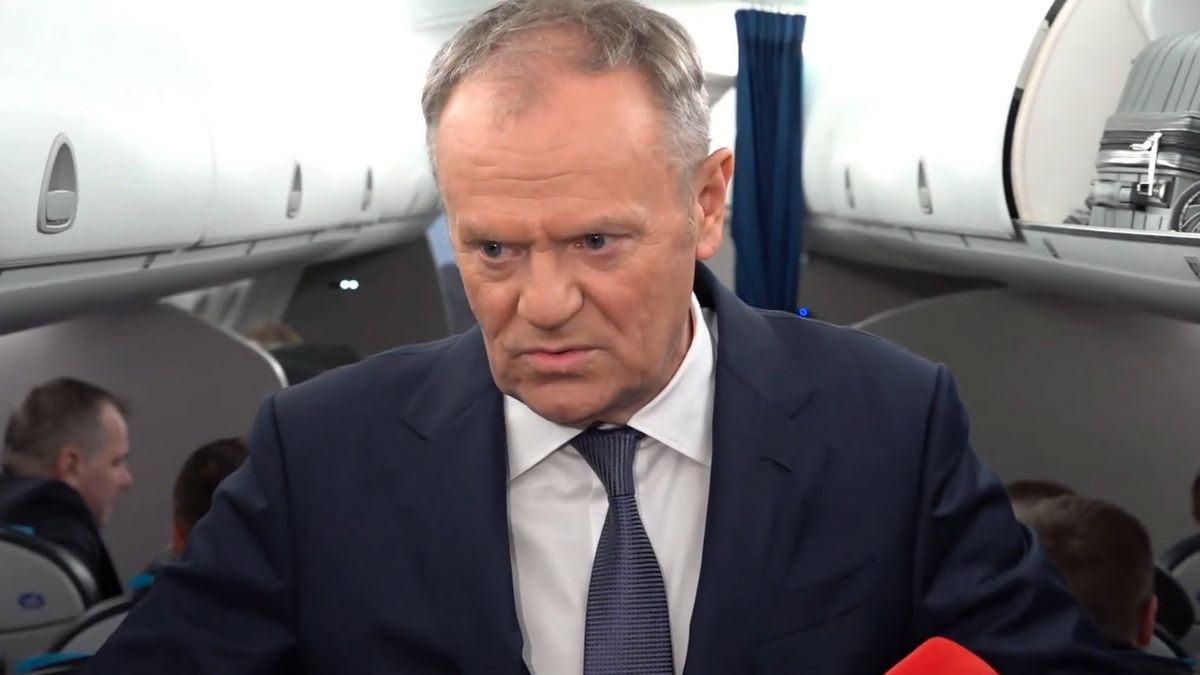 Donald Tusk na konferencji w samolocie przed wylotem do Berlina