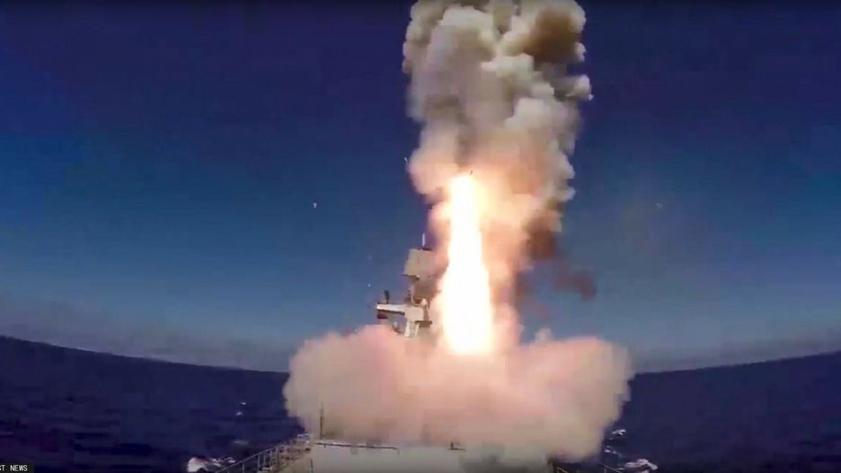 Rosyjska flota ostrzela?a okolice PalmiryIn this frame grab provided on Wednesday, May 31, 2017 by Russian Defense Ministry press service, long-range Kalibr cruise missile is launched by the Russian Navy Admiral Essen frigate in the Mediterranean. The Russian Defense Ministry said in a statement on Wednesday, that the Admiral Essen frigate and the Krasnodar submarine in the Mediterranean Sea launched the missiles at IS targets in the area of the ancient city of Palmyra. (Russian Defence Ministry Press Service photo via AP)Russian Defense Ministry Press Service