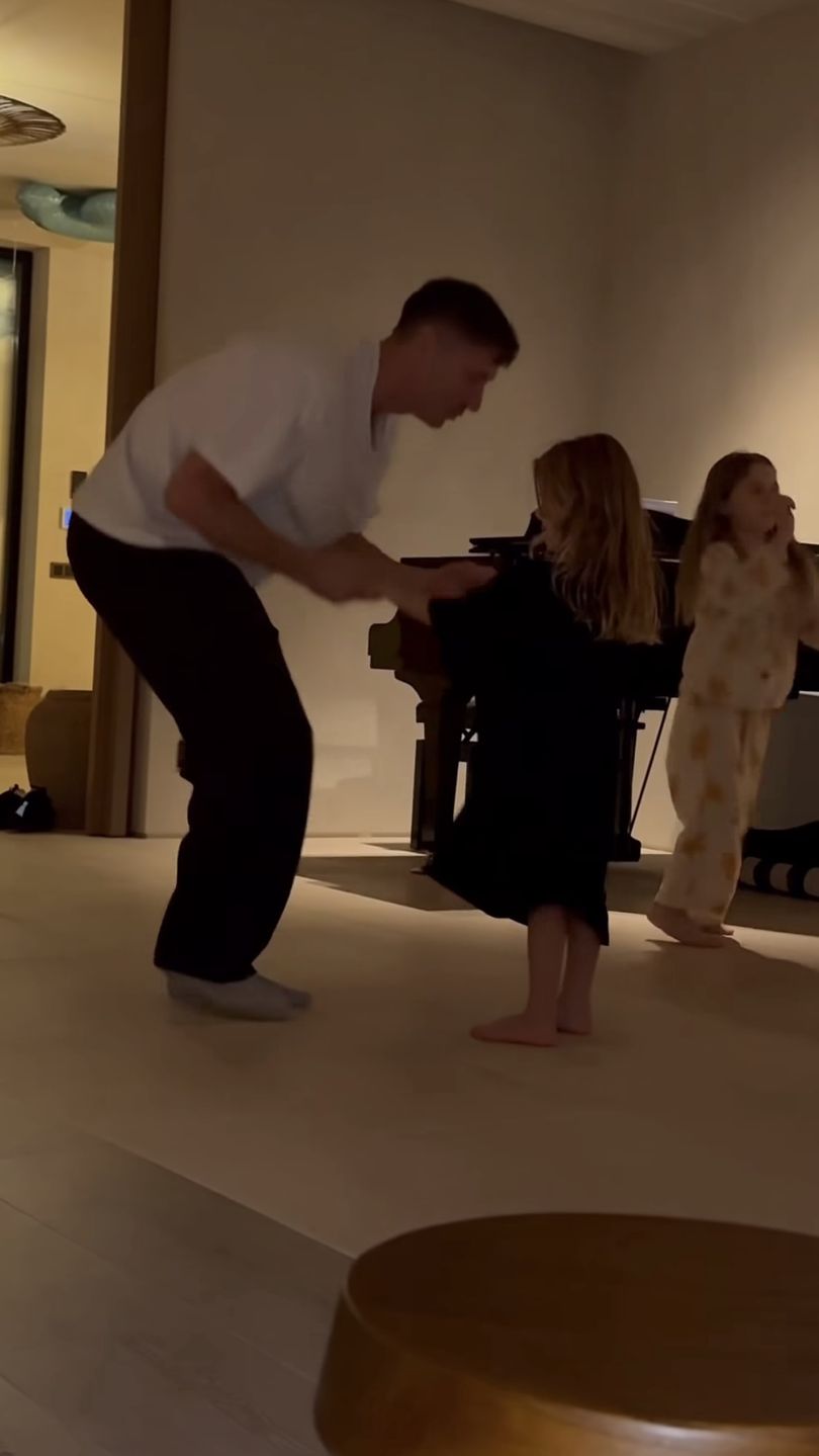 Robert Lewandowski tańczy z córkami