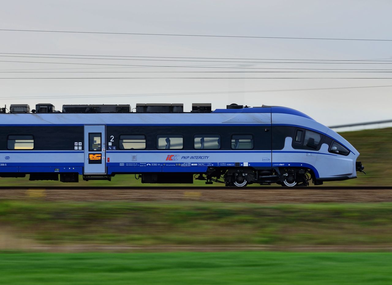 Pociągiem w podróż. Dlaczego warto wybrać właśnie ten środek transportu?