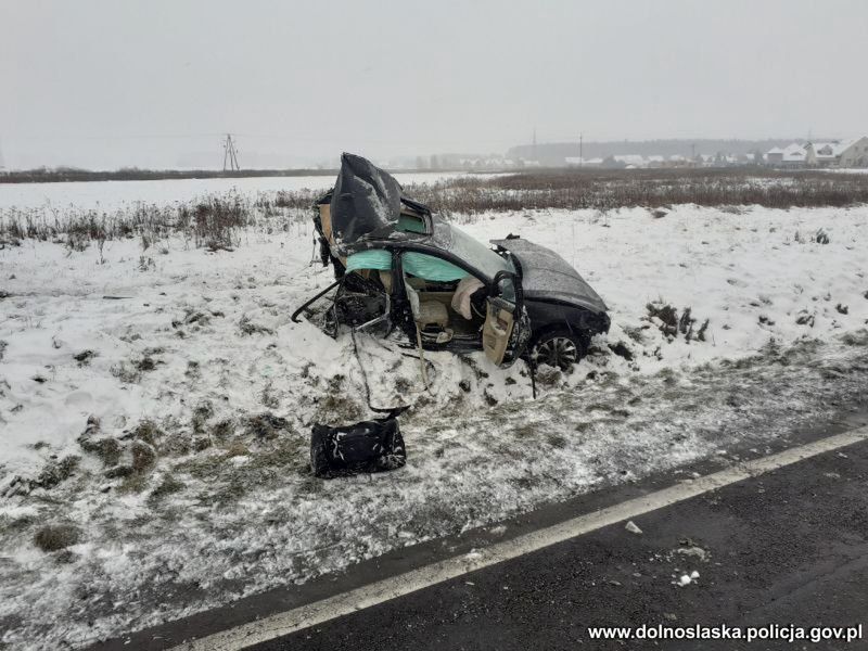 Trzebnica. Auto rozpadło się na dwie części. Pijany kierowca zatrzymany po wypadku