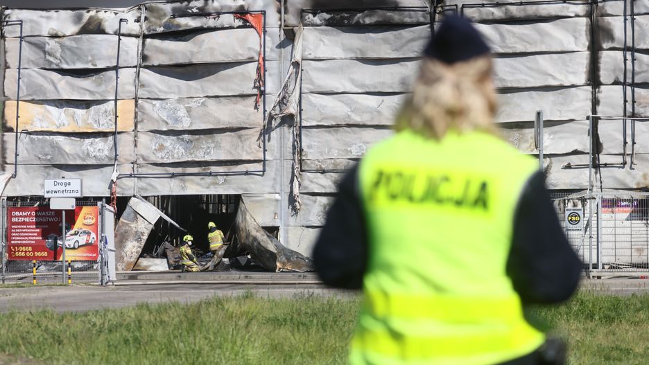 zawalona hala
Warszawa, 12.05.2024. Po�ar kompleksu handlowego przy ul. Marywilskiej 44 w Warszawie, 12 bm. Ogniem obj�te jest ponad 80 proc. hali. Dzia�ania ratownicze prowadzi 50 zast�p�w, w tym SGRChem. (aldg) PAP/Leszek Szyma�ski
***Do tego materia�u zdj�ciowego dost�pna jest r�wnie� depesza w systemie CSI, pt.: Warszawa/ Stra�acy dogaszaj� po�ar kompleksu handlowego Marywilska 44**
Leszek Szyma�ski
centrum handlowe, centrum handlowego, chmura dymu, dron, dym, hala, hali, handlowa, handlowy, kompleks, Marywilska 44, po�ar, stra� po�arna, stra�acy, widok, z drona, z g�ry, zadymienie, zdymienie
