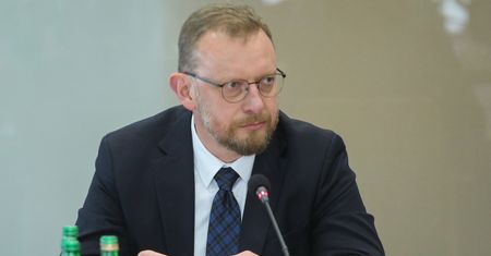 Szumowski przed komisją. "Panu prezesowi przedstawiłem moje obawy"
