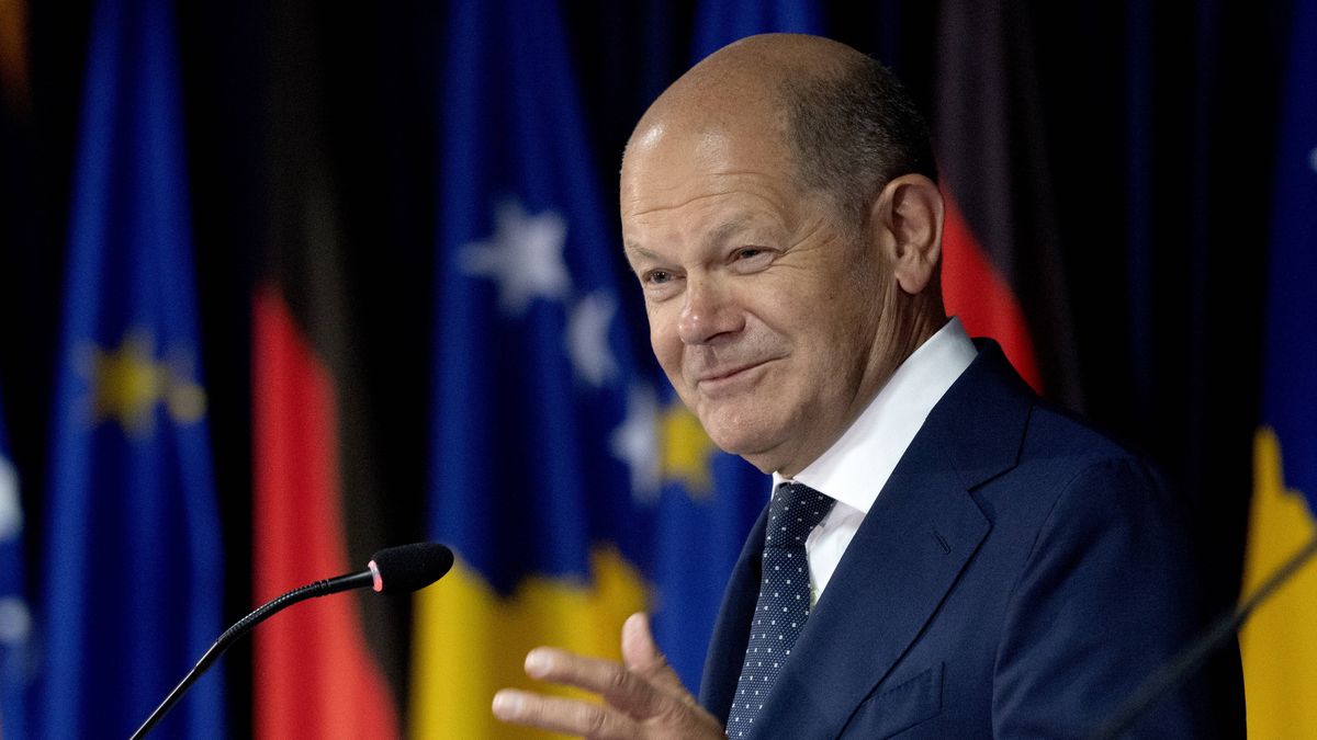 German chancellor visits Kosovoepa10005573 German Chancellor Olaf Scholz reacts reacts during a joint press conference with Kosovo's Prime Minister (not pictured) in Pristina, Kosovo, 10 June 2022. Scholz is on a one-day official visit to Kosovo as part of his Balkan tour.  EPA/GEORGI LICOVSKI Dostawca: PAP/EPA.GEORGI LICOVSKI