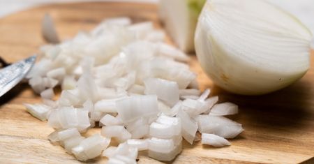 Przed dodaniem cebuli do sałatki nie zapomnij o jednym. Każdy zapyta, jak ulepszyłeś przepis