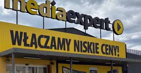 Kosztuje 68,76 zł w Media Expert. Idealny na wakacyjne podróże