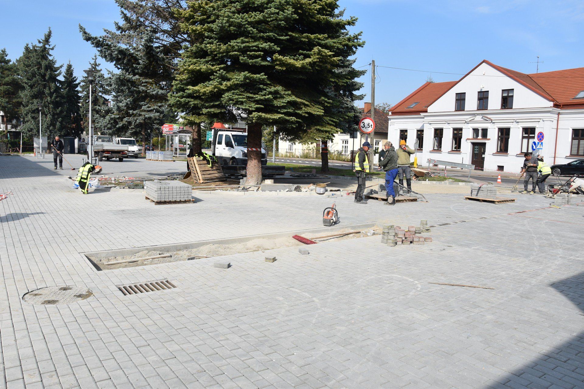 Parking przy ul. Gumniskiej w Tarnowie zyskał wybrukowaną nawierzchnię oraz ładniejszy wygląd. Pomieści się na nim ok. 30 pojazdów