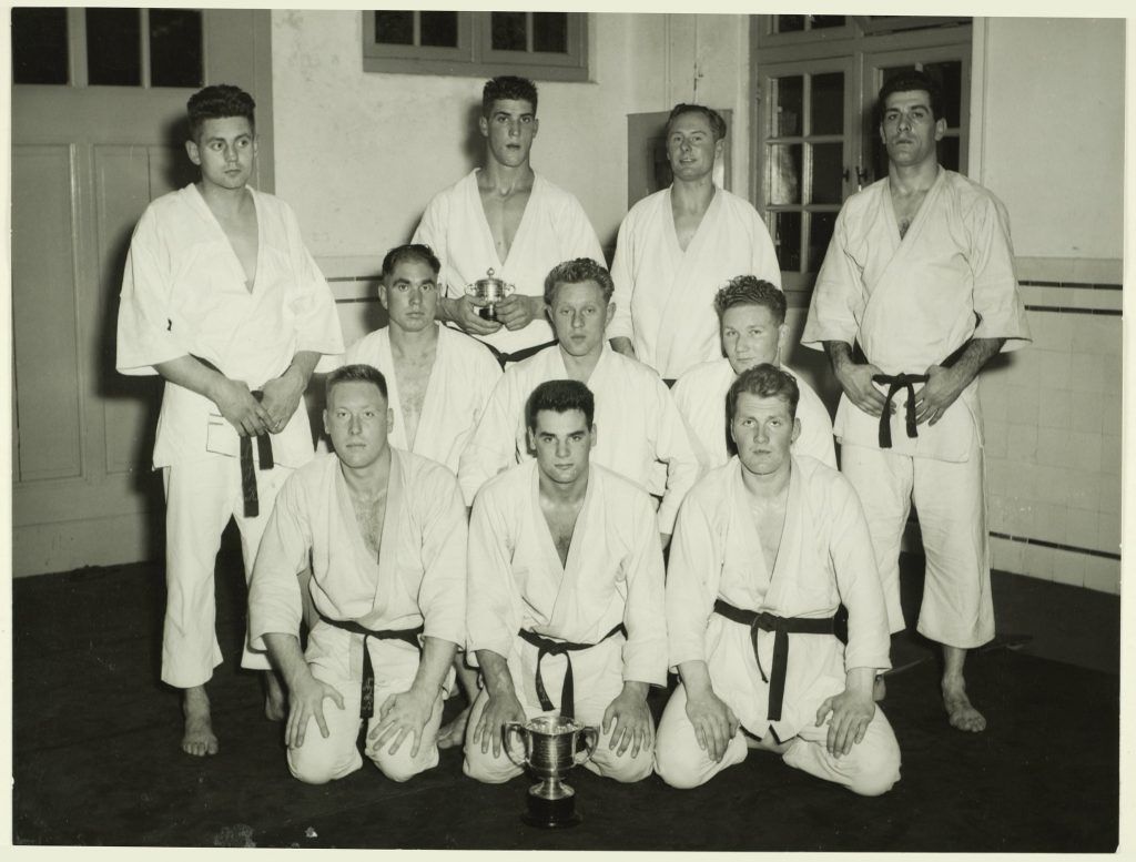 Anton Gessing (stoi drugi z prawej) szybko zdominował krajowe podwórko - Wiki Images / Domena publiczna
