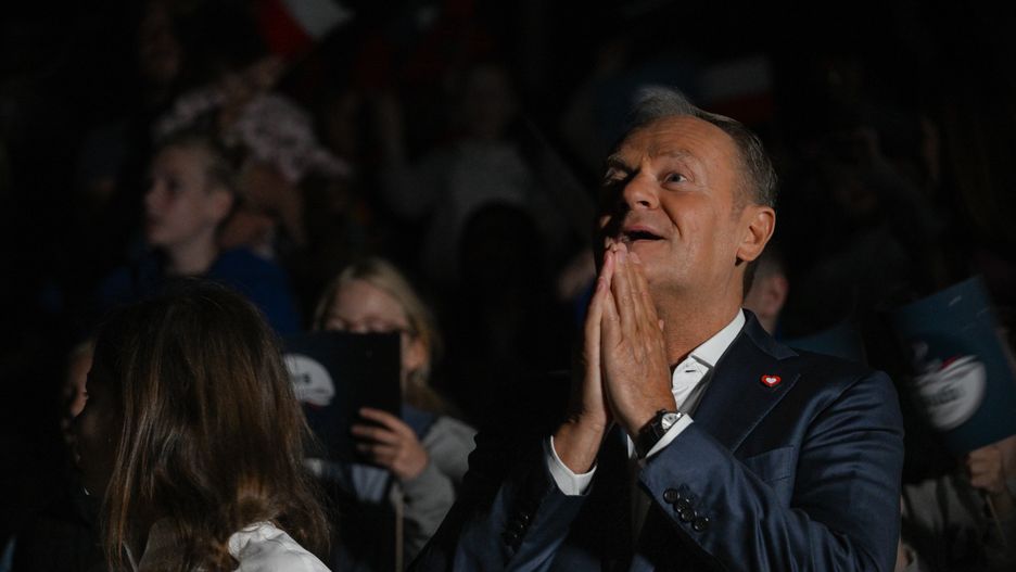 Warszawa, 25.06.2025. Premier Donald Tusk (C) wśród gości zgromadzonych w Centrum Nauki Kopernik w Warszawie oczekuje na start misji Axiom-4 z polskim astronautą Sławoszem Uznańskim-Wiśniewskim, 25 bm. Kapsuła Crew Dragon ma zabrać czwórkę astronautów na Międzynarodową Stację Kosmiczną (ISS). (amb) PAP/Radek Pietruszka