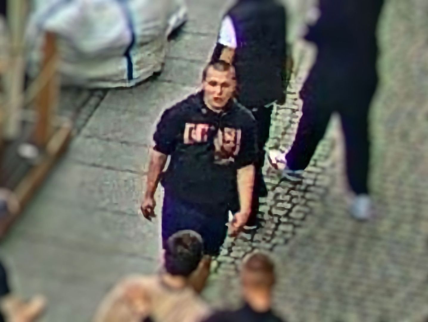Monitoring nagrał podejrzewanego o pobicie w Toruniu. Powiadom policję, jeśli go znasz