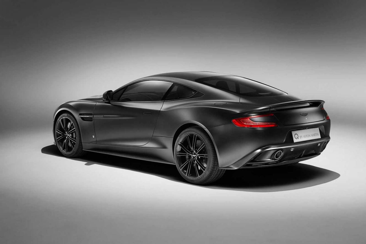 Mroczny Aston Martin Q Satin Jet Black Vanquish