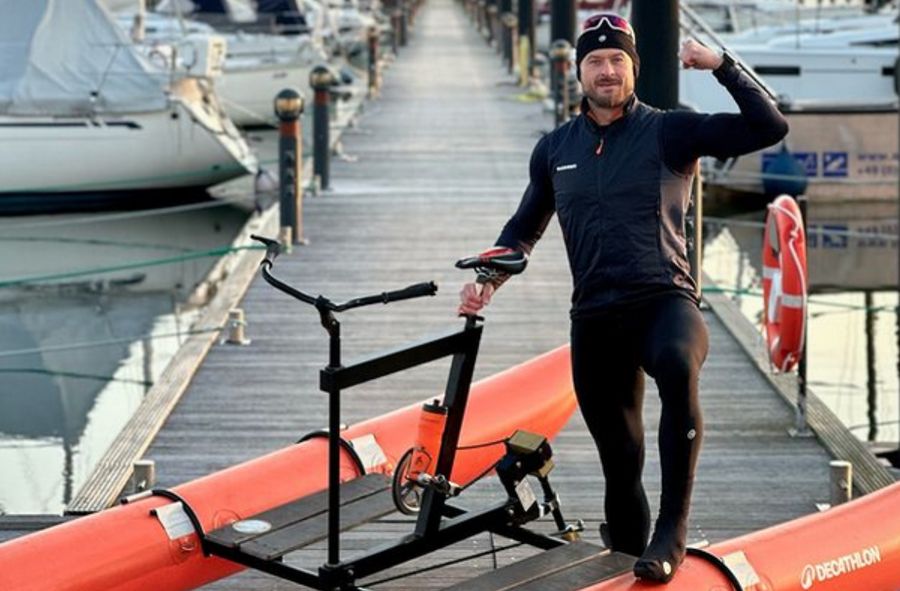 Pasha Biceps pokonuje Morze Bałtyckie na rowerku wodnym