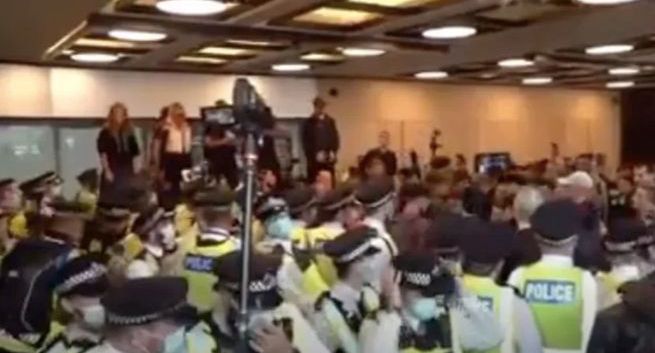 Antyszczepionkowcy wdarli się do telewizyjnej firmy produkcyjnej w Londynie