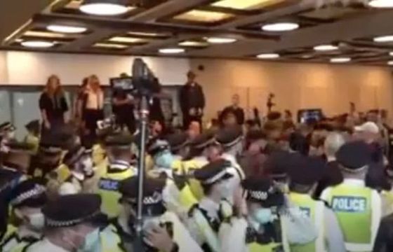 Antyszczepionkowcy wdarli się do telewizyjnej firmy produkcyjnej w Londynie