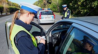 Szalona ucieczka przed policją w Raciborzu. Obywatele Kolumbii dachowali toyotą, niszcząc ogrodzenie - zobacz zdjęcia