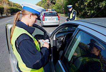 Szalona ucieczka przed policją w Raciborzu. Obywatele Kolumbii dachowali toyotą, niszcząc ogrodzenie - zobacz zdjęcia