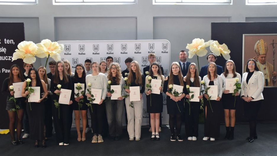 29.10.2025 r. przyznanie stypendiów Jana Pawła II dla kaliskich uczniów szkół średnich