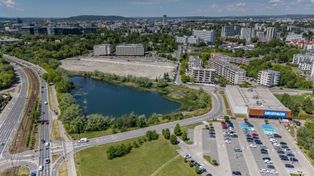 Plaza Nova, hotele, sklepy, ale na razie pusty plac po galerii handlowej. Kiedy ruszy inwestycja nad Stawem Dąbskim w Krakowie?
