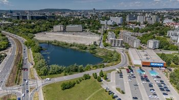 Plaza Nova, hotele, sklepy, ale na razie pusty plac po galerii handlowej. Kiedy ruszy inwestycja nad Stawem Dąbskim w Krakowie?