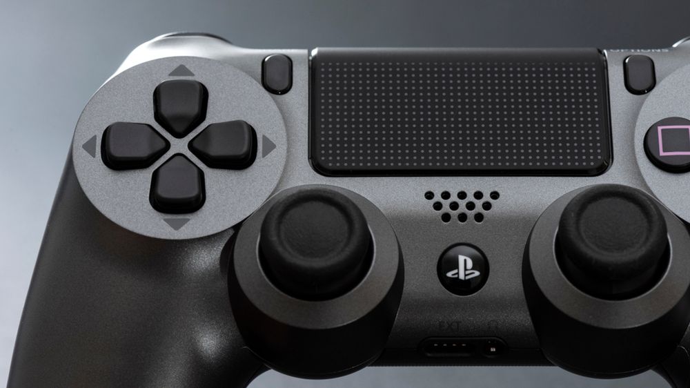 Tak wygląda DualShock 4 od PS4. Pad "piątki" ma ewoluować, fot. Shutterstock.com