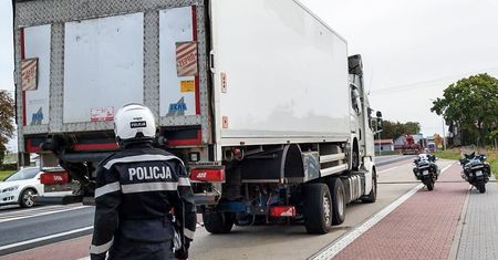 Ciężarówka na ciężarówce. Policjanci nie mogli się nadziwić