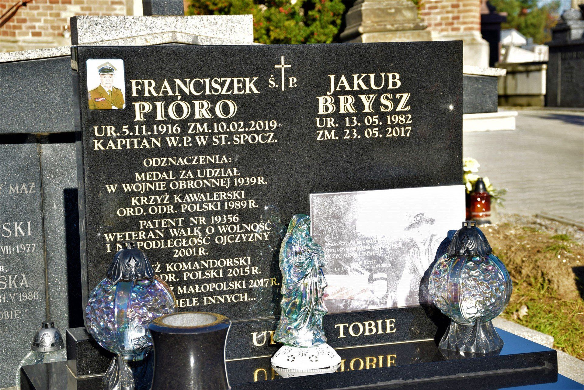 Cmentarz Parafialny w Krzeszowicach został założony w pierwszej połowie XIX wieku