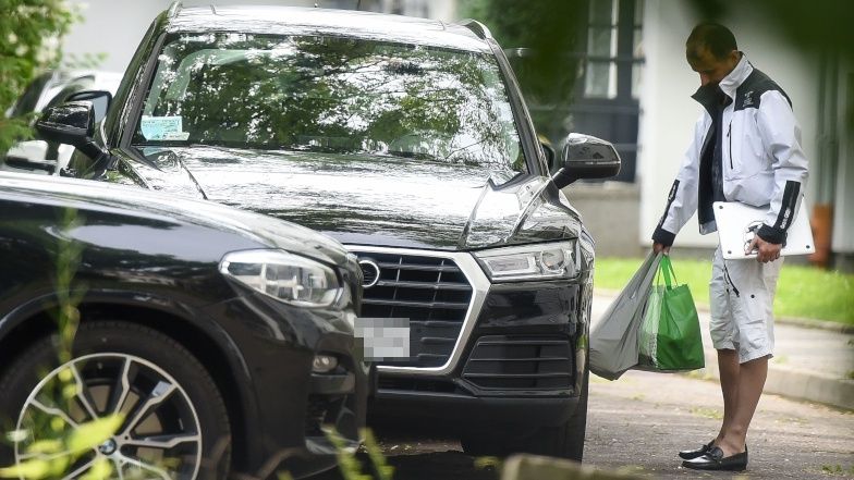 Monika Zamachowska otwiera drzwi do samochodu Konradowi Wojterskowskiemu