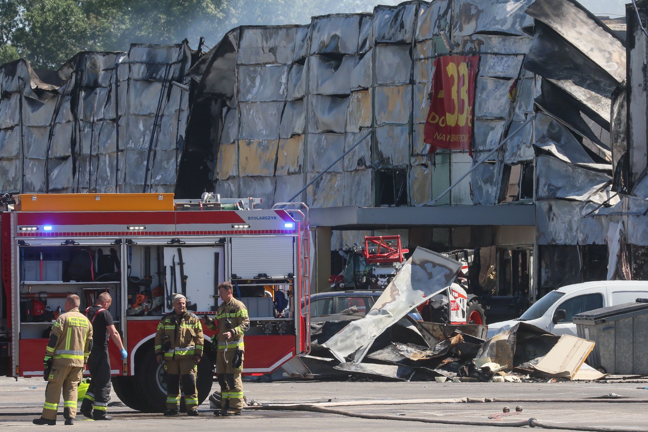 Warszawa, 12.05.2024. Dogaszanie pożaru kompleksu handlowego przy ul. Marywilskiej 44 w Warszawie, 12 bm. Ogniem objęte było ponad 80 proc. hali. Działania ratownicze prowadziło 50 zastępów, w tym SGRChem. (aldg) PAP/Leszek Szymański***Do tego materiału zdjęciowego dostępna jest również depesza w systemie CSI, pt.: Warszawa/ Strażacy dogaszają pożar kompleksu handlowego Marywilska 44**