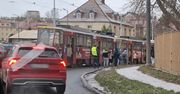 Szczecinie: Wielki korek na ul. Stalmacha. Samochód z przyczepą zerwał trakcję tramwajową