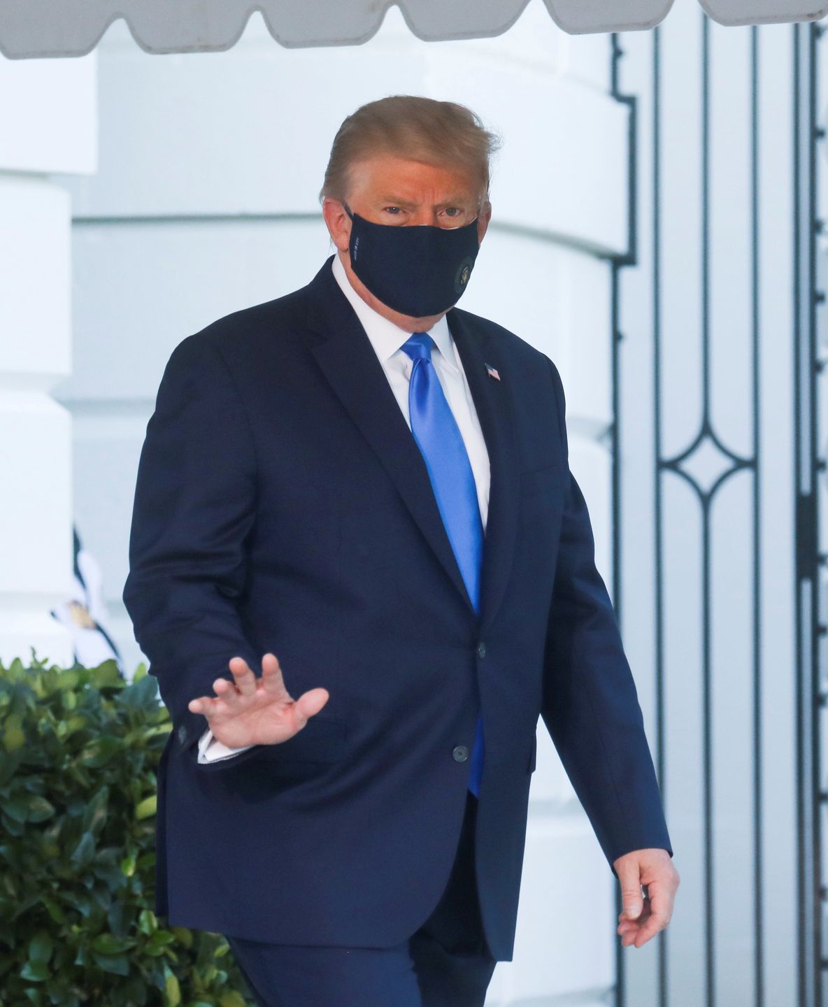 Donald Trump w sobotę podczas transportu do szpitala (FORUM)