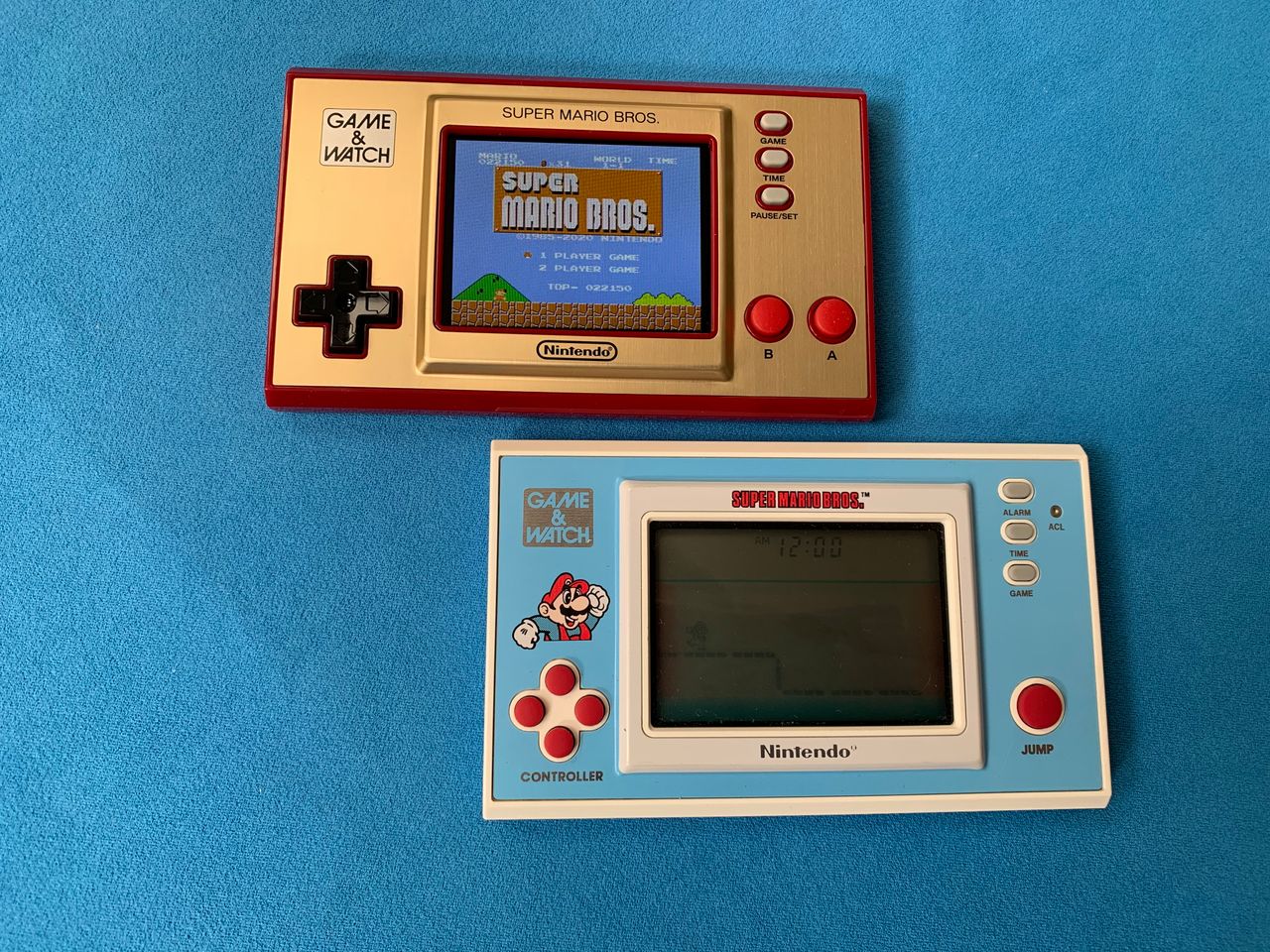 Współczesne Game&Watch oraz konsolka z końca lat osiemdziesiątych