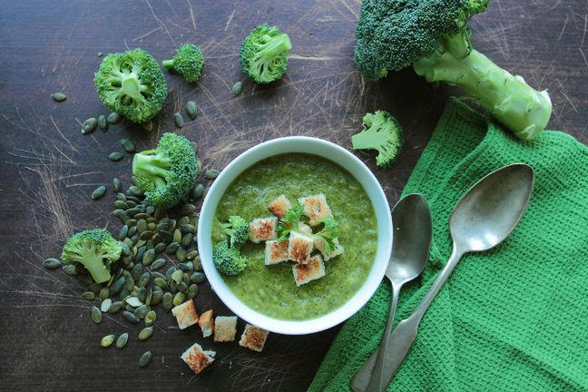 Nie masz pomysłu na obiad? Przygotuj szybką zupę-krem ze świeżych brokułów z dodatkiem pestek dyni