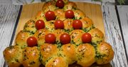 Świąteczny odrywany chlebek z mozzarellą. Miękki i pulchny