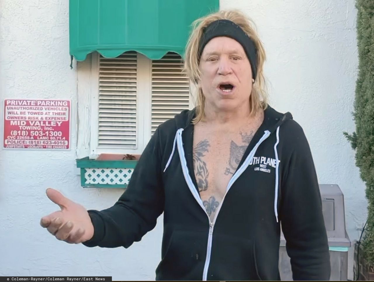 Obrażał, przeprosił, a teraz pozywa. Mickey Rourke przechodzi samego siebie