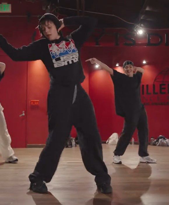 Shiloh Jolie danced hip-hop to the song "APT"