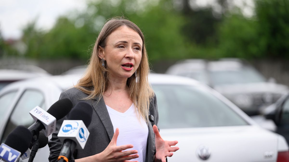 Gniezno, 17.07.2025. Minister rodziny, pracy i polityki społecznej Agnieszka Dziemianowicz-Bąk podczas uroczystości wręczenia Odznaki Honorowej Primus in Agendo Komisji Zakładowej OZZ Inicjatywa Pracownicza przy Jeremias Sp. z o.o. w Gnieźnie, 17. bm. Odznaczeni zostali pracownicy, którzy odegrali kluczową rolę w zakończeniu najdłuższego protestu pracowniczego w Polsce po 1989 roku. (jk/jm) PAP/Jakub Kaczmarczyk