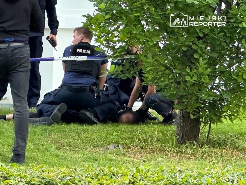 Kolejny zarzut dla sprawcy zbrodni na UW – pogryzł funkcjonariusza na komendzie