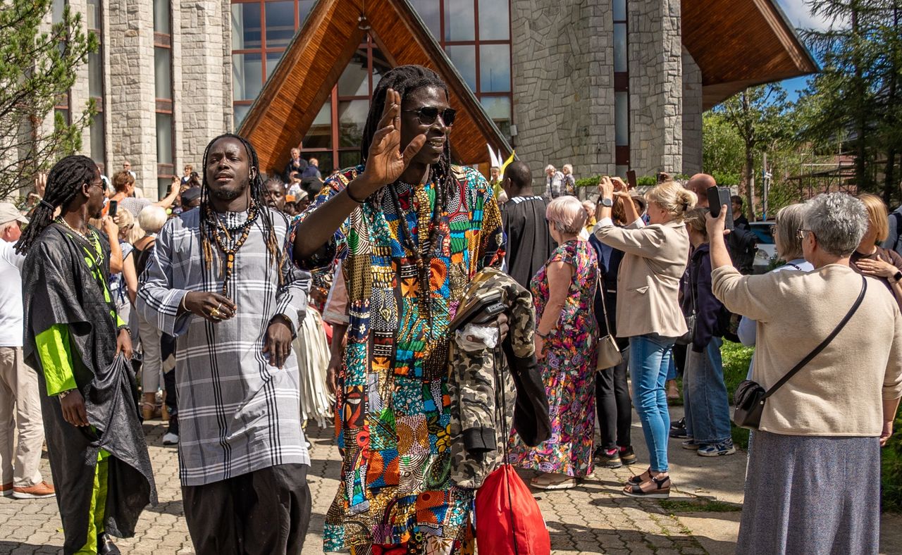 Artyści z Senegalu podczas korowodu w Zakopanem